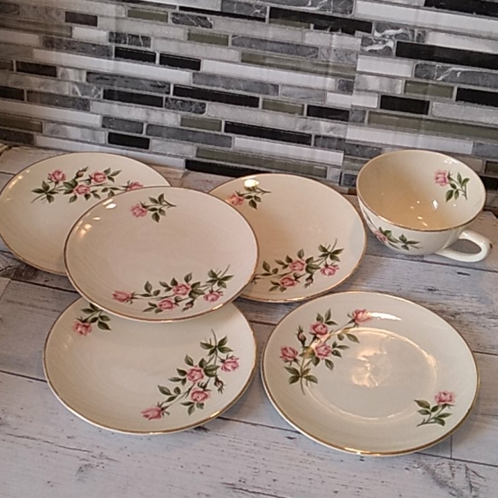 Vintage 1960s pink rose 🌹 saucers and cup